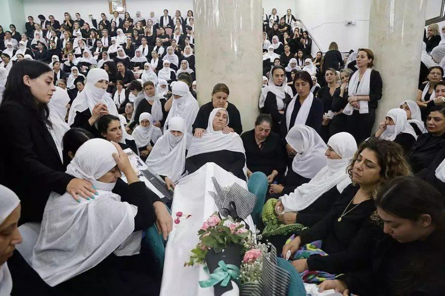 الآلاف يشيعون ضحايا صاروخ مجدل شمس (فيديو)